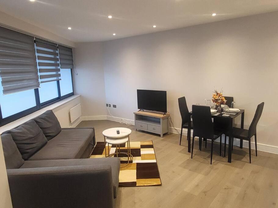 Entire Reigate Apartment Hosted By Pius エクステリア 写真